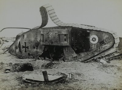 Fotografie eines deaktivierten britischen Panzers mit deutschen Markierungen von English Photographer